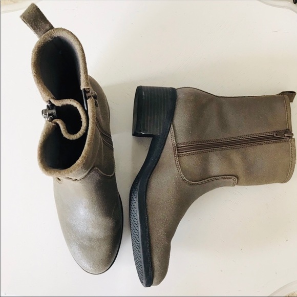 Clarks Shoes - Clark’s 7.5 tan metallic leather Booties